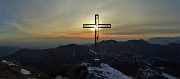 71 La bella croce di vetta Cornagera (1311 m) baciata dal sole con vista su altpiano Selvino-Aviatico